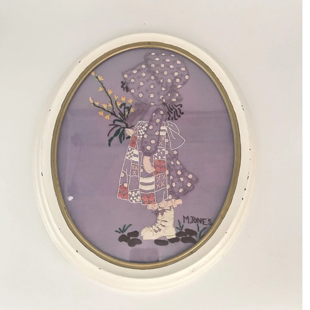 Vintage 1975 Holly Hobbie‎ Folk Art Embroidery Oval Frame Signed Handmade Purple - Picture 3 of 9